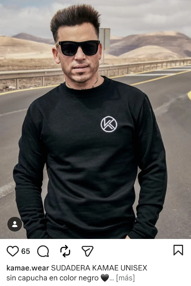 Modelo vistiendo sudadera negra KAMAE